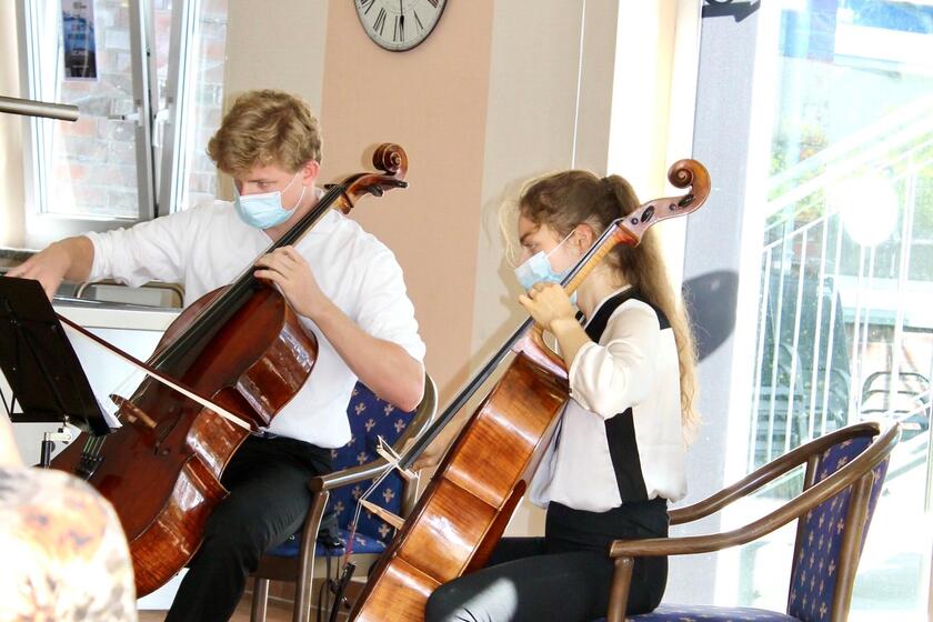 Zwei Musiker spielen Streichinstrumente