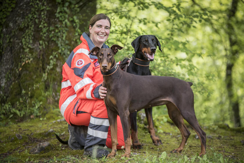 Susann Kraft, Leiterin der Johanniter-Rettungshundestaffel Baden-Karlsruhe mit ihren beiden Hunden Arthur und Peka.