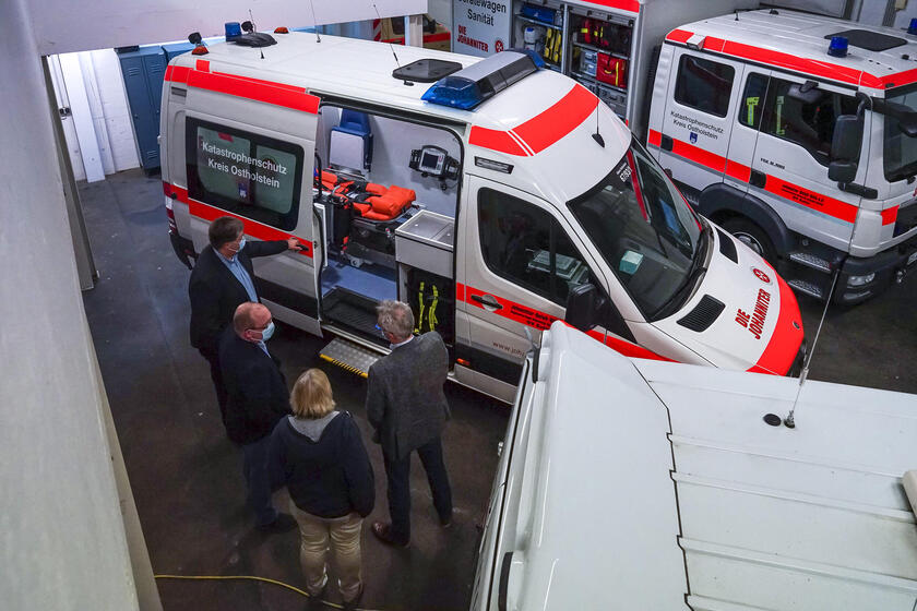 Besuch in der Eutiner Fahrzeughalle: Tim Brockmann, stellvertretender Vorsitzender der CDU-Landtagsfraktion (rechts), informierte sich über die Arbeit des Ortsverbandes Eutin – vorgestellt von Torsten Behrmann, Matthias Rehberg und Esther Timm (v.l.).