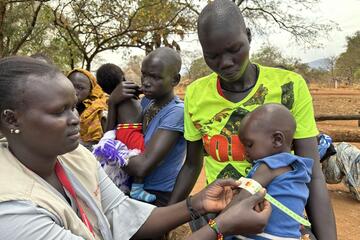 Mitarbeitende versorgen eine Kind im Südsudan