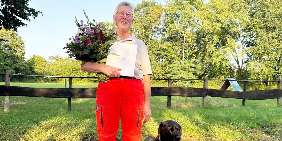 Monika Hanfland von der Rettungshundestaffel wird ausgezeichnet.