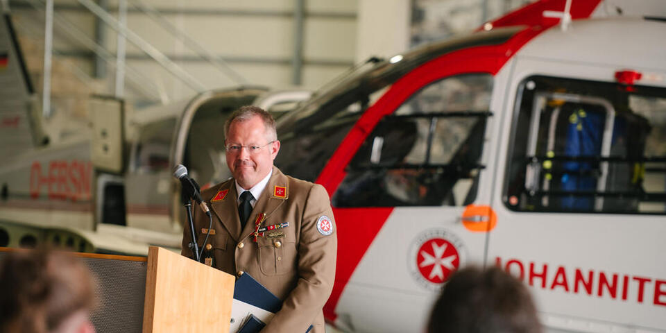 Professor Little mit Orden und Urkunde.