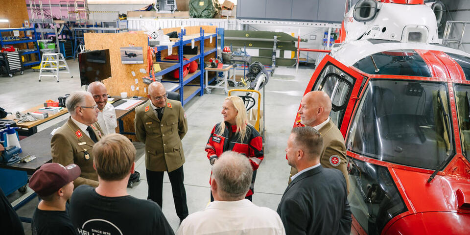Staatsministerin Stolz im Hangar, umringt von Mitarbeitern und den Geschäftsführern der JLR.