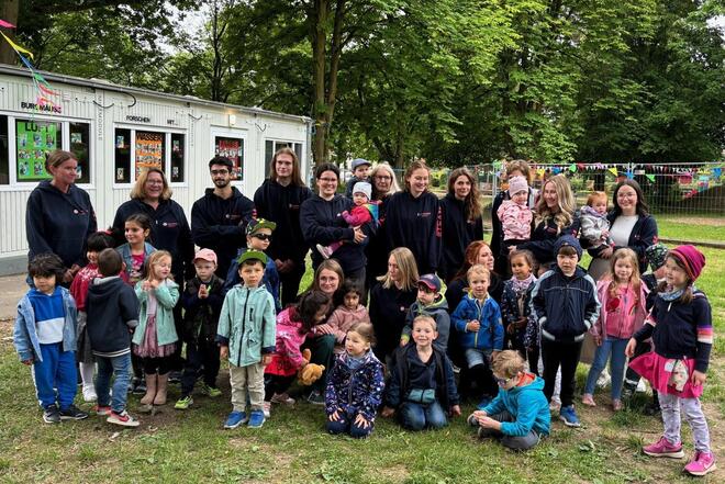 Gruppenbild (Kinder und Team) vom Sommerfest 2024 der Kita Ritternest