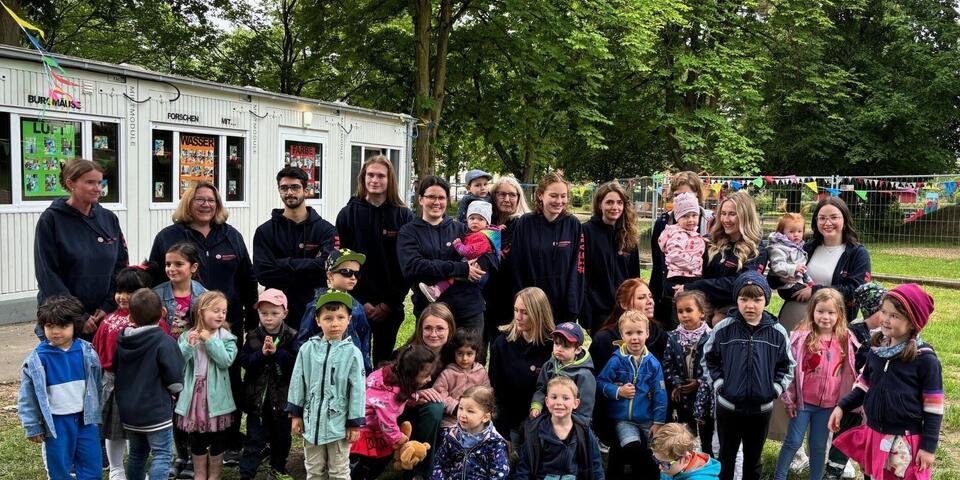 Gruppenbild (Kinder und Team) vom Sommerfest 2024 der Kita Ritternest