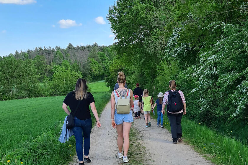 Gemeinsamer Familienausflug als Geschenk zum Mutter- und Vatertag