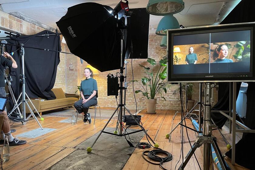 Junge Frau wird am Set fotografiert