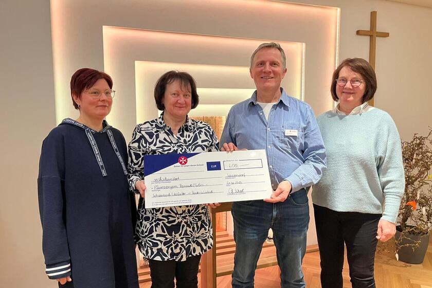 Gruppenfoto bei der Spendenübergabe im Hospiz