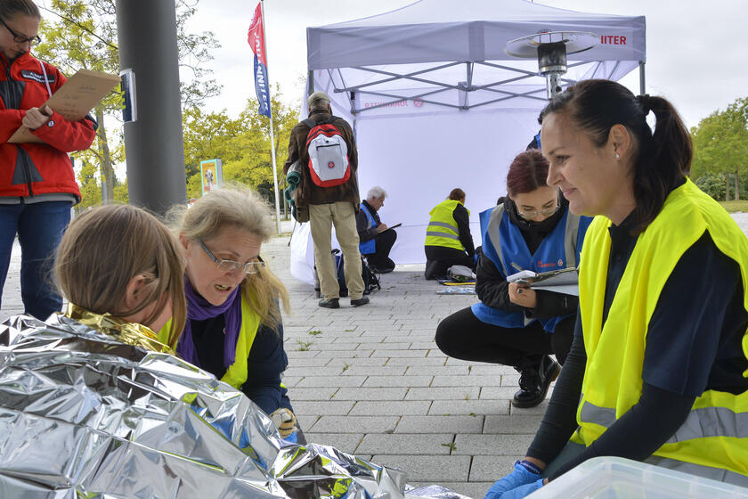 Die Kita Pavillon aus Schwarzenbek zeigte Erste-Hilfe am Kind, wie sie in ihrem Arbeitsalltag regelmäßig angewendet werden muss, und überzeugte die Schiedsrichter mit ihrem Wissen.