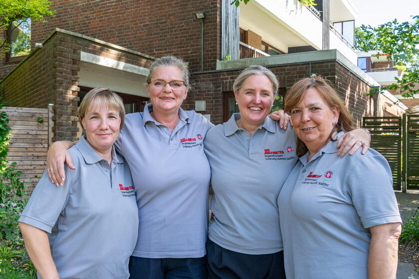 Bedanken sich für die sehr guten Bewertungen in der Qualitätsprüfung: Susanne Eisheuer, Stefani Kalck, Stephanie Engelmann und Kerstin Baß (v.l.) vom Ambulanten Pflegedienst Stormarn der Johanniter. Sie stehen vor dem Gebäude des Pflegedienstes in Ahrensburg.