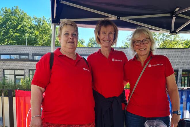 Ehrenamtliche beim Gartenfest