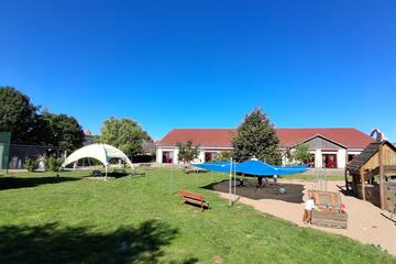 Außenansicht der Kita "Wichtelstube" mit Spielplatz
