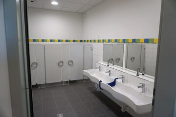 Kleine Waschbecken und WC's für die Kita-Kinder.