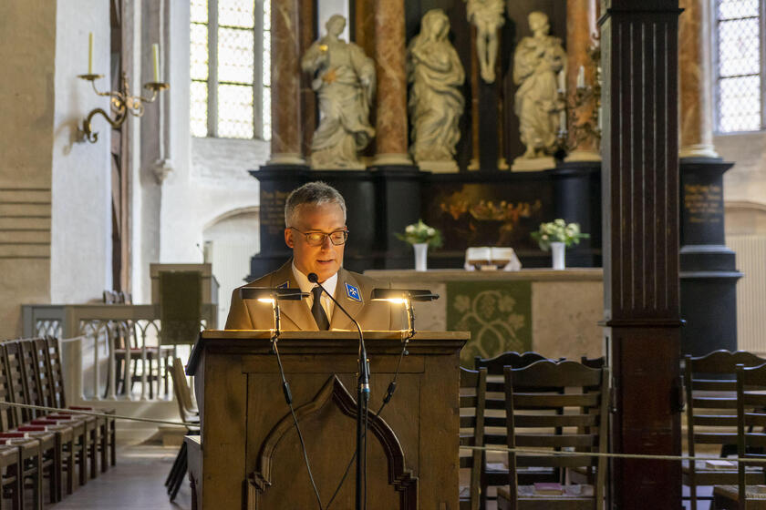 Hans-Martin Grusnick steht in der St.-Aegidienkirche und hält ein Grußwort.