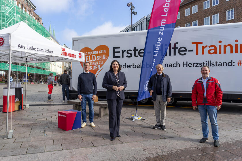 Zu Gast beim Erste-Hilfe-Trainingstruck von ratiopharm und Johanniter-Unfall-Hilfe: Matthias Diessel (teva GmbH), Prof. Dr. Claudia Schmidtke (Patientenbeauftragte der Bundesregierung), Hubertus von Puttkamer (Bundesvorstandsmitglied der Johanniter-Unfall-Hilfe) und Kai-Uwe Preuß (Regionalvorstandsmitglied Regionalverband Schleswig-Holstein Süd/Ost).