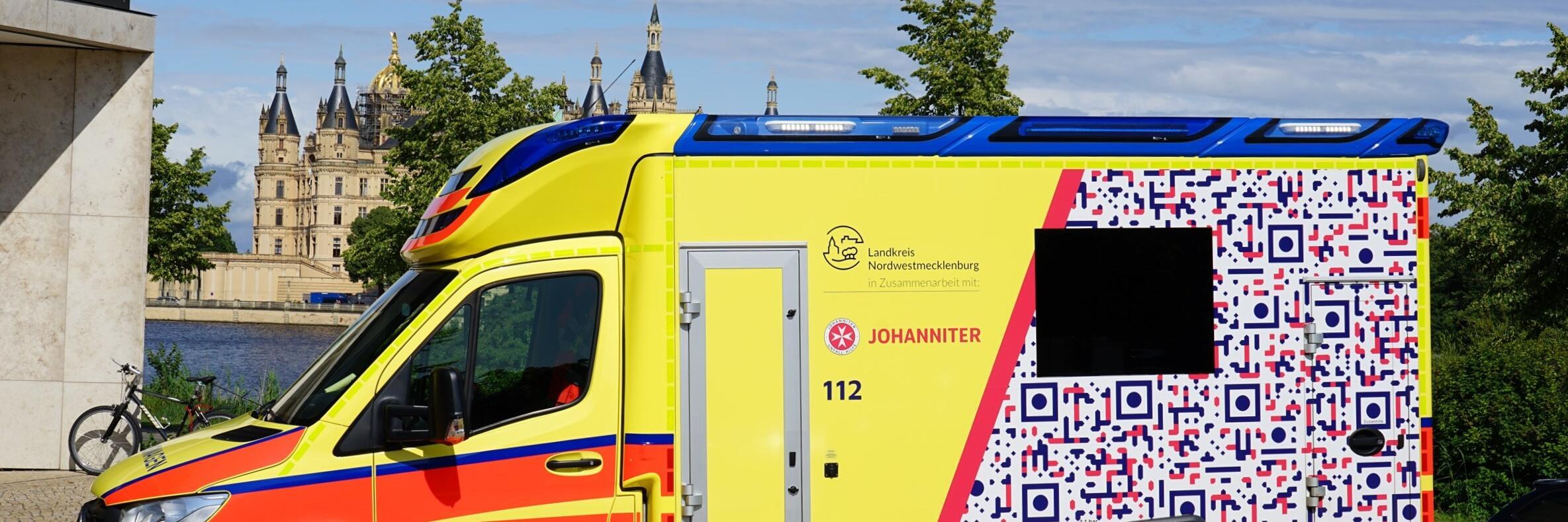 Rettungswagen der Johanniter vor dem Schweriner Schloss