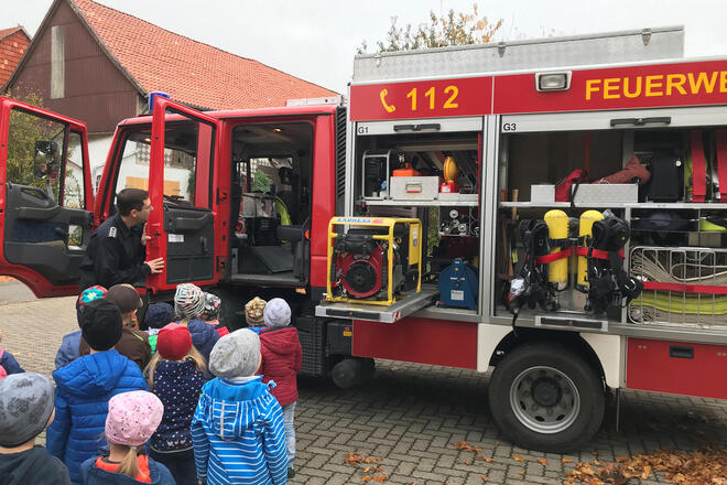 Kinder sichtigen ein Feuerwehrauto