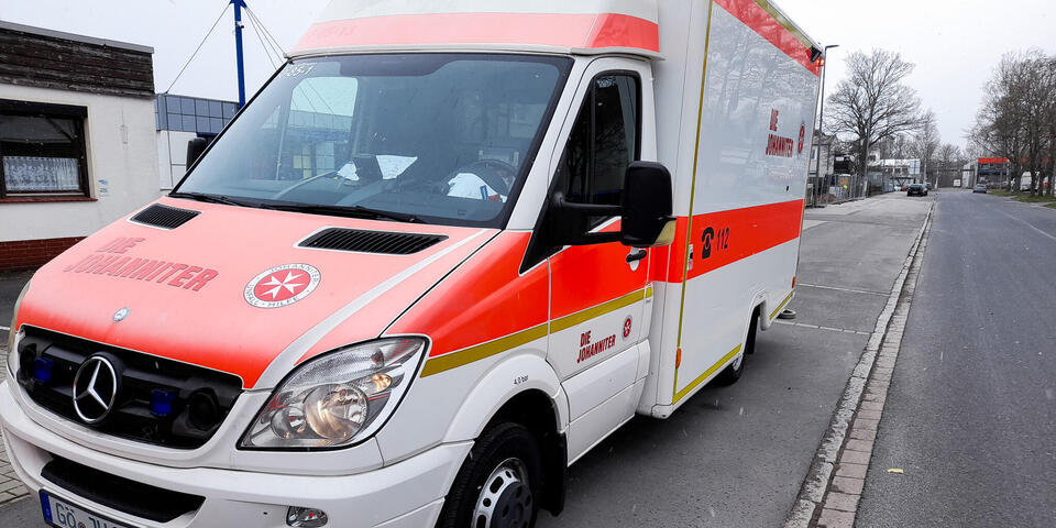 Ein Rettungswagen parkt am Straßenrand