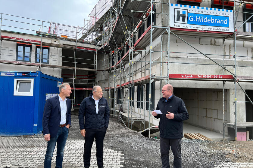 Johanniter-Landesvorstandsmitglieder Peter Kaimer und Oliver Meermann, Bürgermeister Michael Merle (v.l.n.r.) bei der Begrüßung.