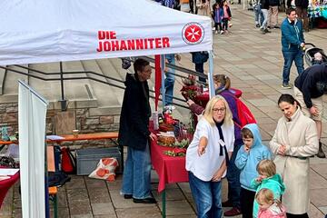 Besucher am Johanniterstand des Sozialmarktes Marburg