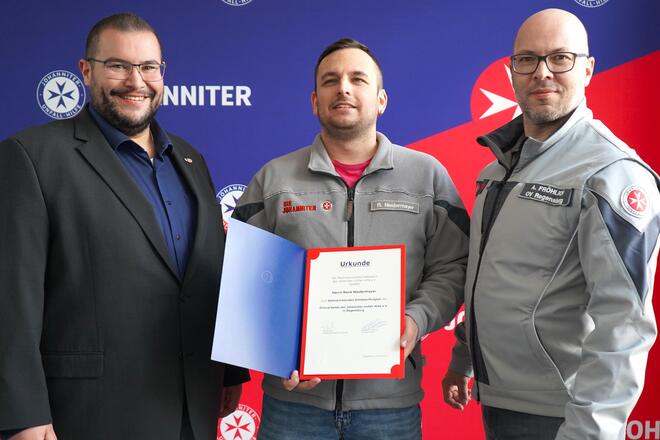 René Niedermayer freut sich über seine Urkunde zum stellvertretenden Ortsbeauftragten.