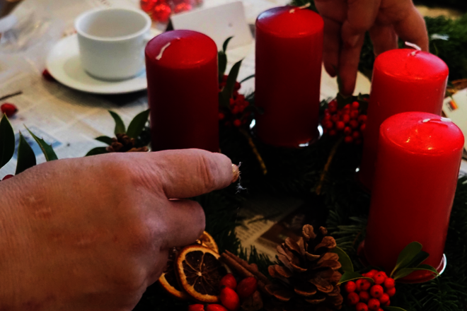 Gäste des Begegnungscafés basteln ihren Adventskranz selber
