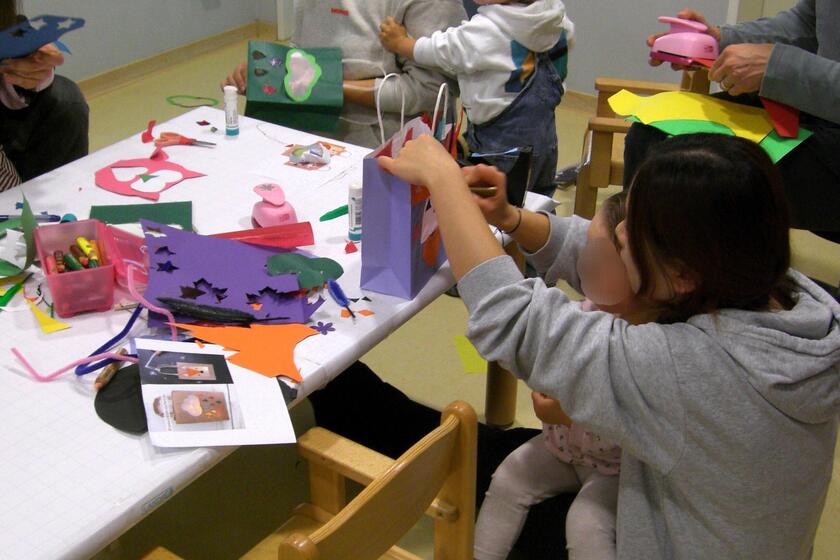 Kinder und Eltern basteln gemeinsam Laternen