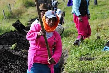 In den Provinzen Pichincha und Imbabura in Ecuador verlegen die Johanniter gemeinsam mit der Partnerorganisation IEDECA und der örtlichen indigenen Bevölkerung unterirdische Wasserleitungen.