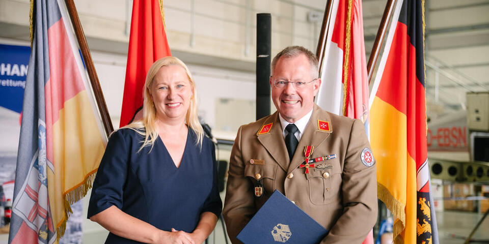 Diana Stolz,  die Hessische Ministerin für Familie, Senioren, Sport, Gesundheit und Pflege und Prof. Dr. Simon Little, der Chefarzt im Frankfurter Markus Krankenhaus und Vizepräsident der Johanniter-Unfall-Hilfe beim Festakt zur Übergabe des Ordens. 