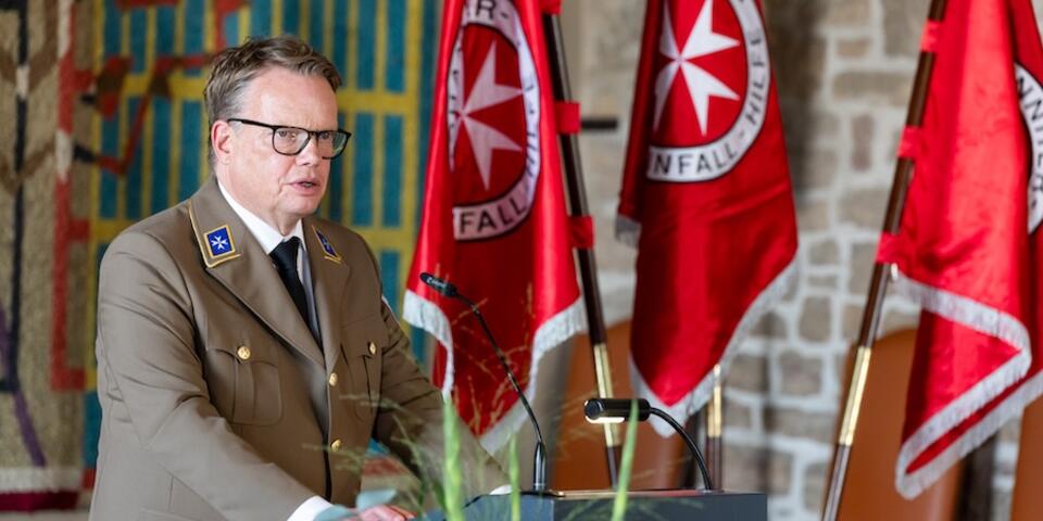 Christoph Bartmann hält eine Rede