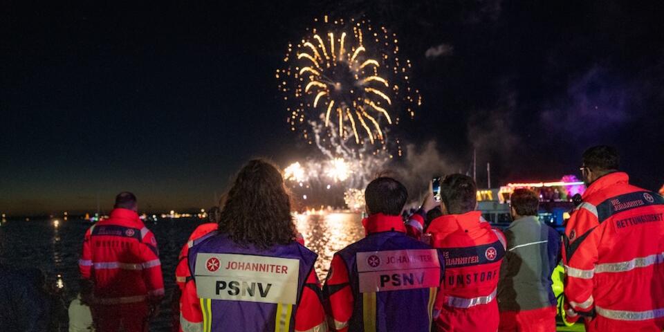 Die Einsatzkräfte genießen das Feuerwerk