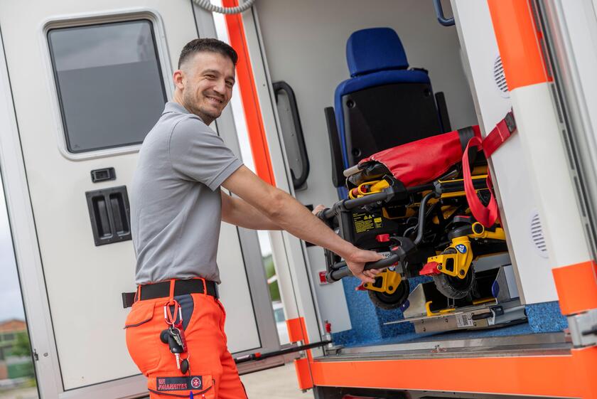 Ein Johanniter zieht eine Trage aus einem Rettungswagen