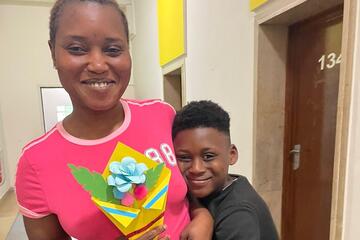 Ein Junge und seine Mutter mit dem Muttertagsgeschenk