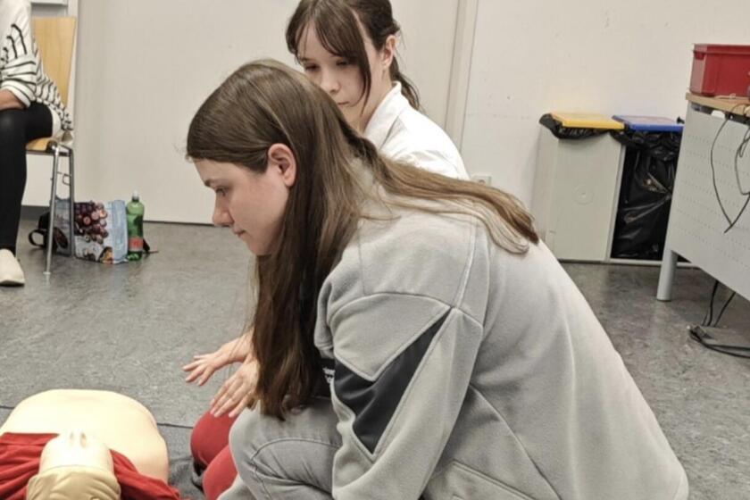 Stepfanie Schult und Katarina Janota während der gemeinsamen Erste-HIlfe-Ausbildung