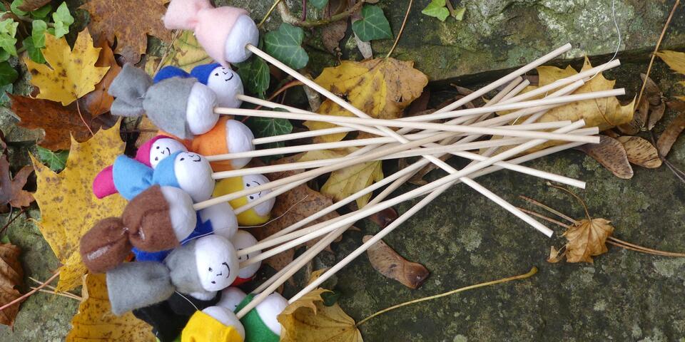 Die Kitakinder der Döörper Pänz in Ruppichteroth bereiten in der freien Natur Blätterfeen vor.