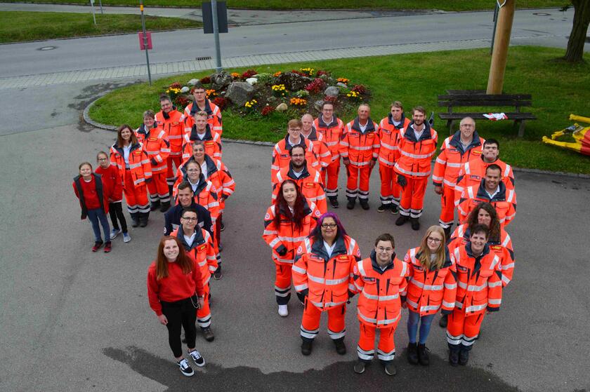 Ehrenamtliche der Johanniter-Bereitschaft Unterthingau formen eine 10, die von oben fotografiert wurde.