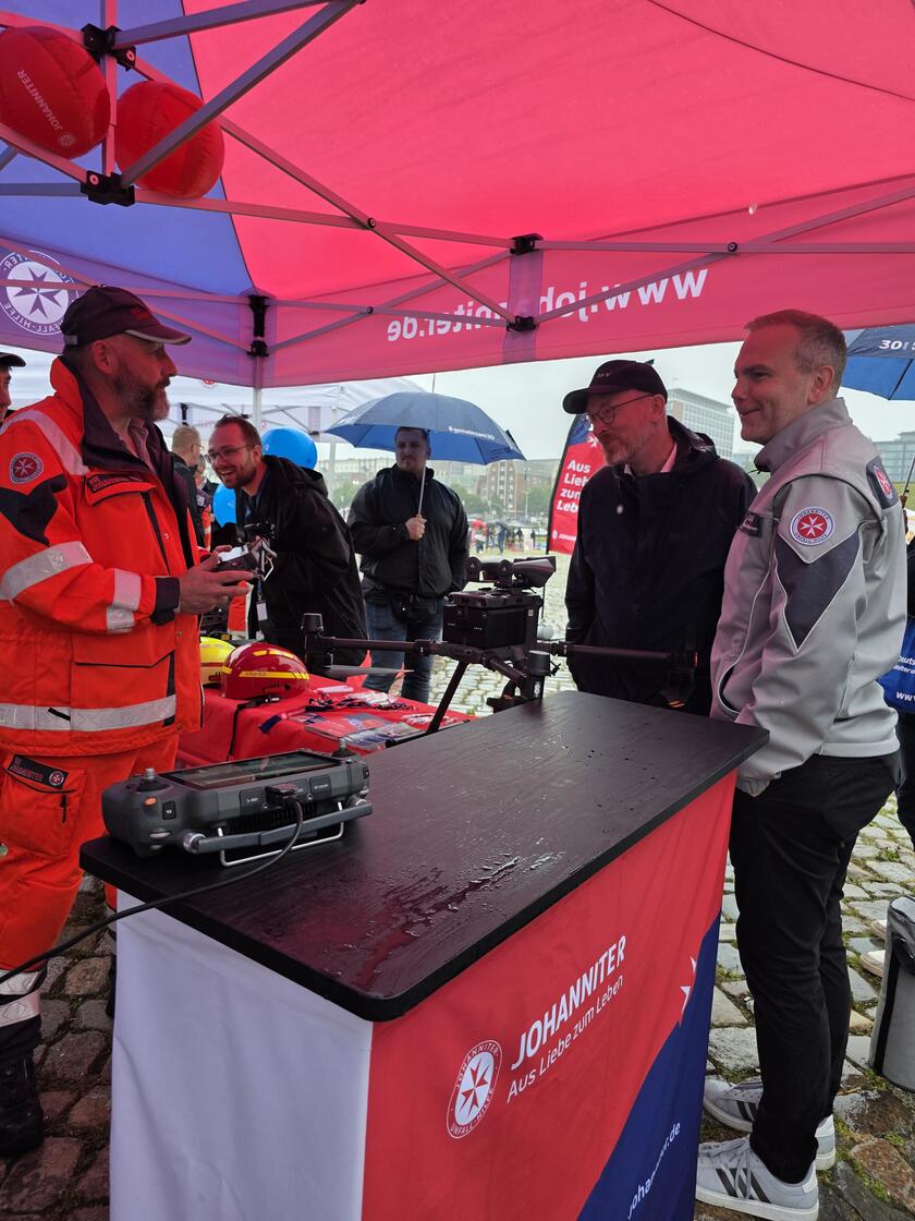 Christian Pegel, Innenminister Mecklenburg-Vorpommern und Dominic Fricke, Regionalvorstand Johanniter Mecklenburg-Vorpommern am Johanniter Stand der Drohnenstaffel