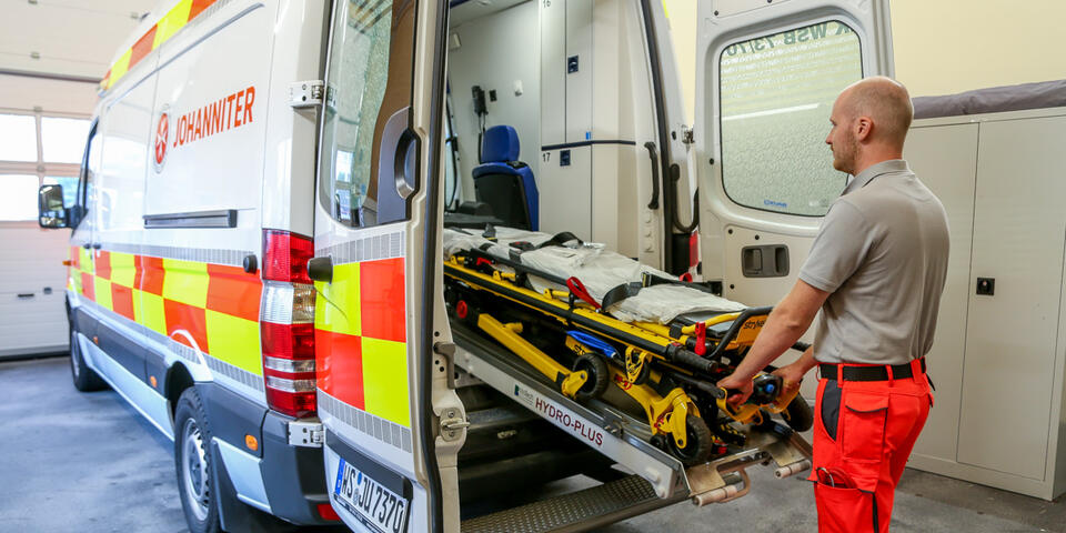 Trage wird im Johanniter-Fahrzeug für nächsten Einsatz vorbereitet.