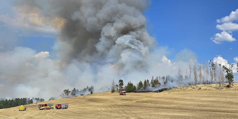 Rauchschwaden, die schon aus der Ferne sichtbar sind.