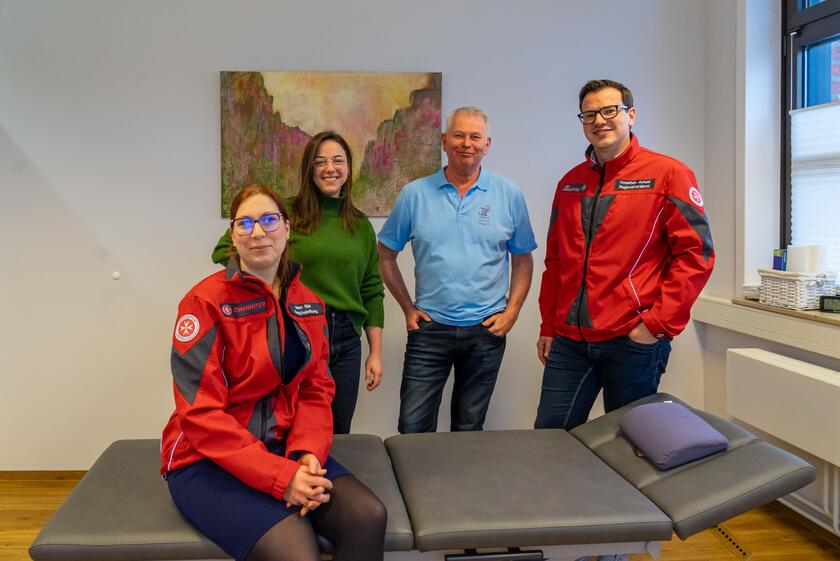 Freuen sich auf die künftige Zusammenarbeit: Inken Bär (Bereichsleiterin der Johanniter), Isabel Amon (Leiterin der Physiotherapie am Drägerwerk), Justinius Wiggert (bisheriger Inhaber) und Yonathan Arnold (Mitglied im Regionalvorstand der Johanniter) v.l.