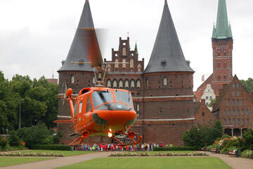 Rettungshubschrauber vor dem Holstentor