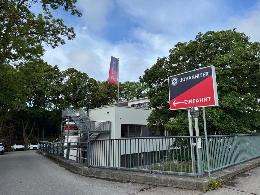 Einfahrt  der Johanniter-Geschäftstelle Augsburg