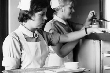 1974: Schwesternhelferinnen der Johanniter im Einsatz.