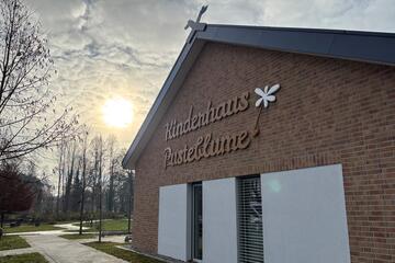 Außenansicht Fassade Kinderhaus "Pusteblume"