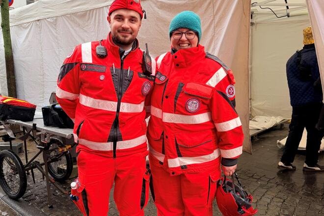 Weiberfastnacht 2026 in Köln: Man sieht zwei freundliche Einsatzkräfte im Einsatz. 