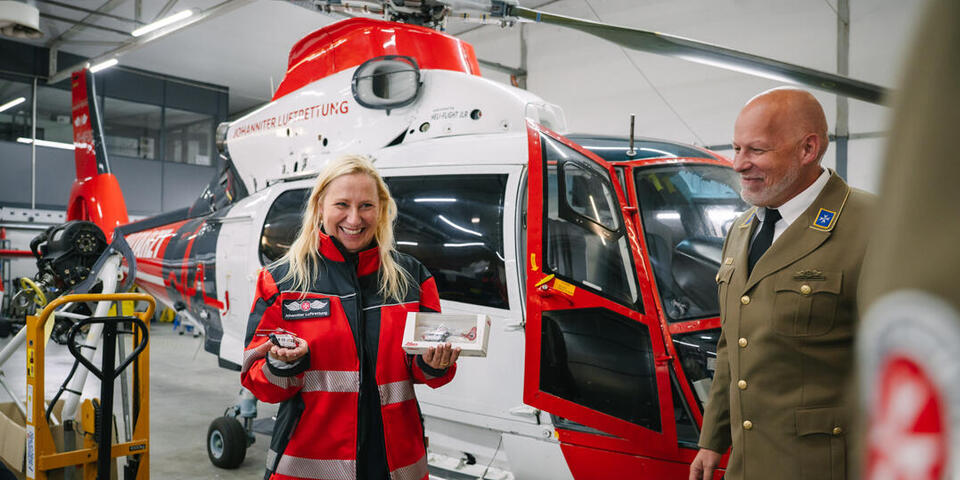 Staatsministerin Stolz zeigt freudig ihr neues Hubschraubermodell.