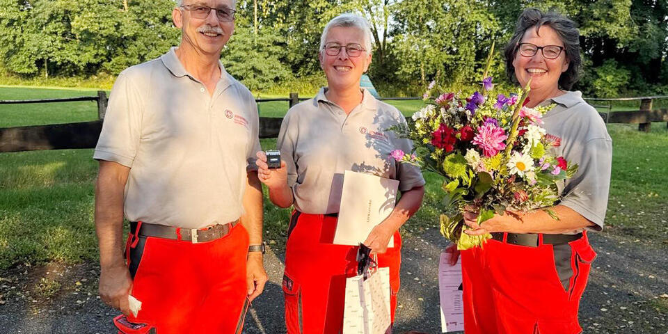 Die Johanniter-Rettungshundestaffel vom Regionalverband Bonn/Rhein-Sieg/Euskirchen ehrt Monika Hanfland.