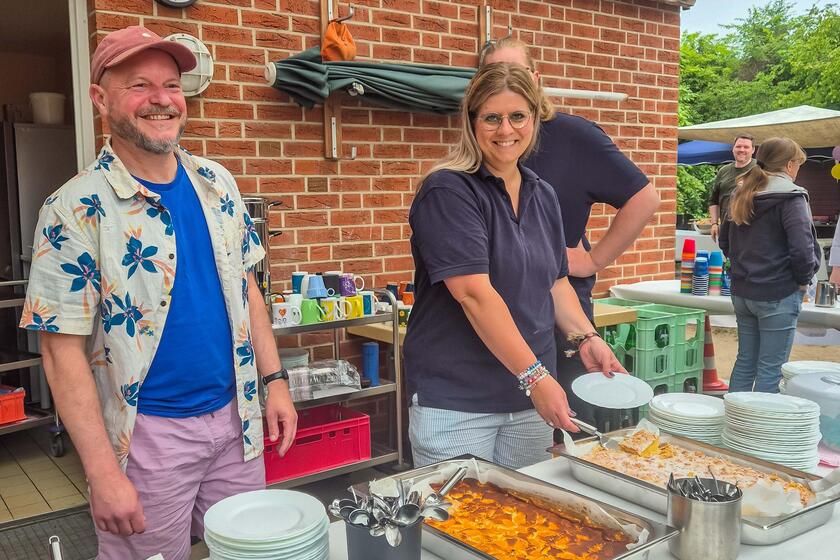 Zwei Mitarbeitende der Kitas Kleine Wilde und Wilde 13 stehen hinter dem Kuchenbuffet.