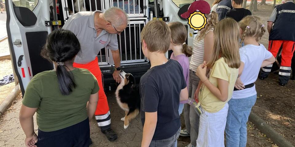 Jugend Schulsanitätsdienst bekommt Besuch der Rettungshundestaffel