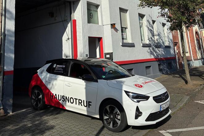 Ein Hausnotruf-Fahrzeug steht vor der Johanniter-Unfall-Hilfe e.V. Dienststelle in der Friedberger Straße in Hanau